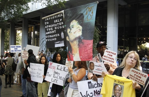 Gerbėjai ragino nepasigailėti M.Jacksono žudiko