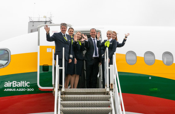 Vilniaus oro uoste pasitiktas Lietuvos vėliavos spalvomis nudažytas lėktuvas/Irmanto Gelūno/„Žmonės Foto“ nuotr.