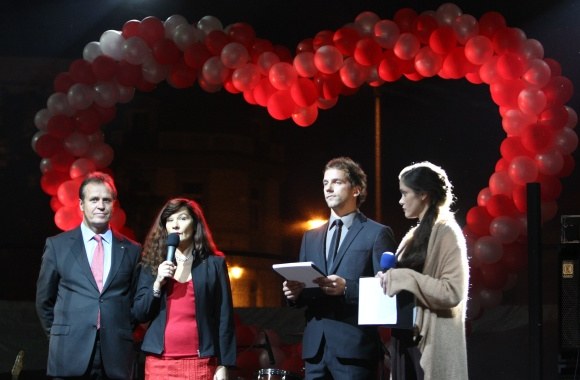 Scenoje (iš kairės) – Lietuvos širdies asociacijos atstovai docentas Pranas Šerpytis ir profesorė Žaneta Petrulionienė bei koncerto vedėjai Žygis Stakėnas ir Eglė Skrolytė.