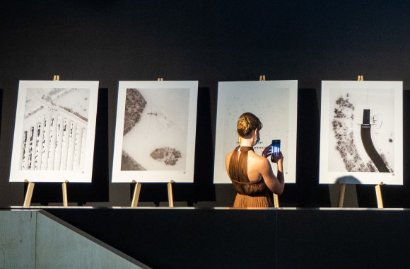 Andriaus Repšio fotografijų parodos „Saulės grafika“ atidarymas Dubajuje