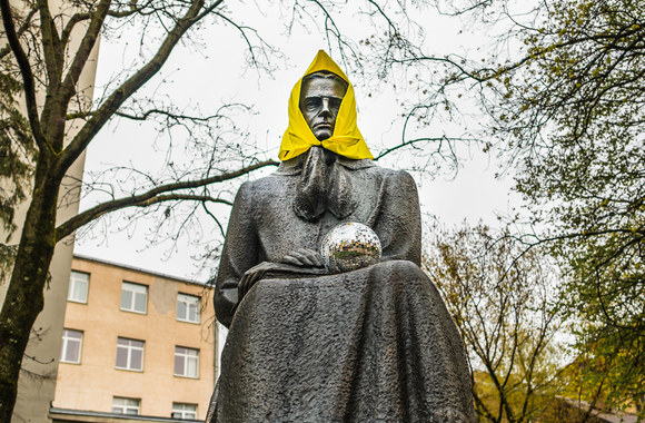 „The Roop“ atributika papuoštos skulptūros / Integrity PR nuotr.