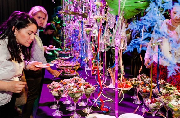 Degustacija neoninėje šviesoje