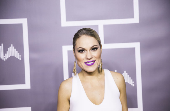 Raudonu M.A.M.A kilimu žengė muzikos pasaulio įžymybės