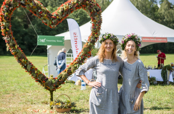  Žolinės šventėje pasiektas naujas Lietuvos rekordas –  didžiausia širdis iš vaistažolių/ Organizatorių nuotr.