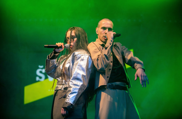 Grupės „The Roop” gyvo garso koncertas Vilniaus Mokytojų namų kiemelyje „Vasaros terasoje”/ Irmanto Gelūno "ŽMONĖS Foto" nuotr.