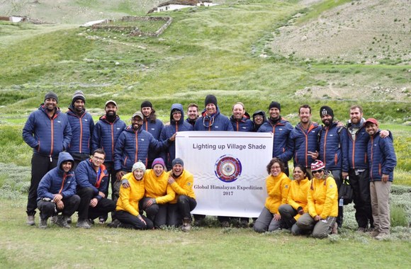 Aurimas Viržintas kartu su kitais savanoriais diegė elektrą atokiame Himalajų kaime