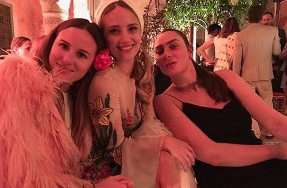 Dianna Agron (centre)