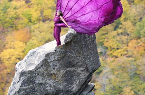 Įspūdinga purpurinės suknelės fotosesija uolos viršūnėje