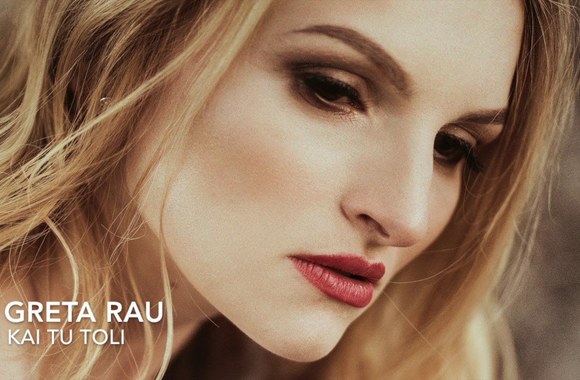 Atlikėja Greta Rau naują dainą „Kai tu toli“ skiria vaikus auginančioms mamoms