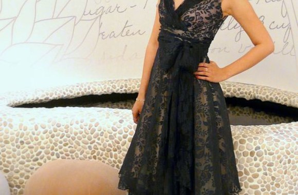 Abiturientės renkasi išleistuvių suknelę