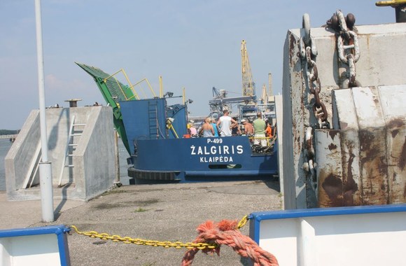 Poilsiautojus į Kuršių neriją plukdė du keltai. 