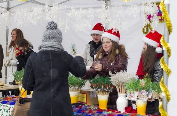 Prezidentūros kieme vyksta kalėdinė mugė.