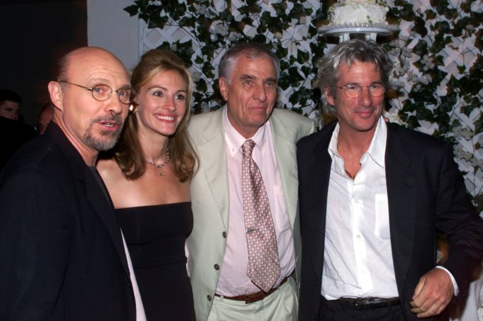 Hectoras Elizondo, Julia Roberts, Garry Marshallas ir Richardas Gere'as filmo „Pabėgusi nuotaka“ premjeroje (1999 m.) / „Reuters“/„Scanpix“ nuotr.
