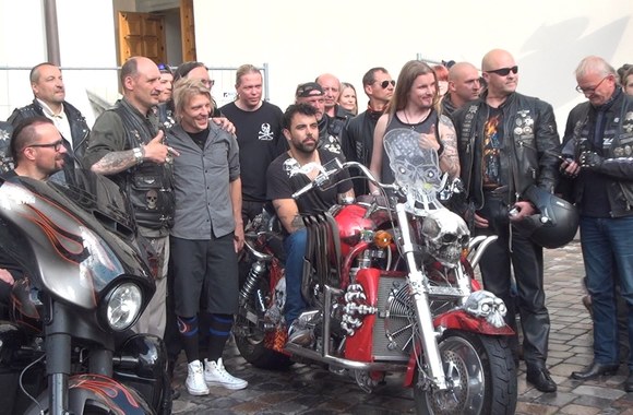 valdovu-rumu-kieme-apocalypticos-nariai-susitiko-su-gerbejais