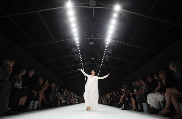 Berlyno mados savaitėje pristatytos kolekcijos modelis