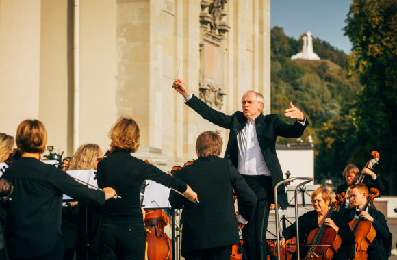 Sostinės Katedros aikštėje buvo pristatytas Lietuvos valstybinio simfoninio orkestro 32-asis koncertų sezonas/ Irmanto Gelūno „ŽMONĖS Foto“ nuotr.