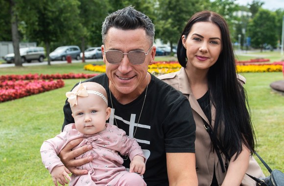 Saulius Skambinas su mylimąja Živile ir dukra Mila / Loretos Kondratės nuotr.