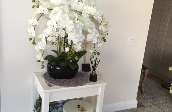 Natalija Bunkė kuria kompozicijas iš dirbtinių gėlių ir augalų