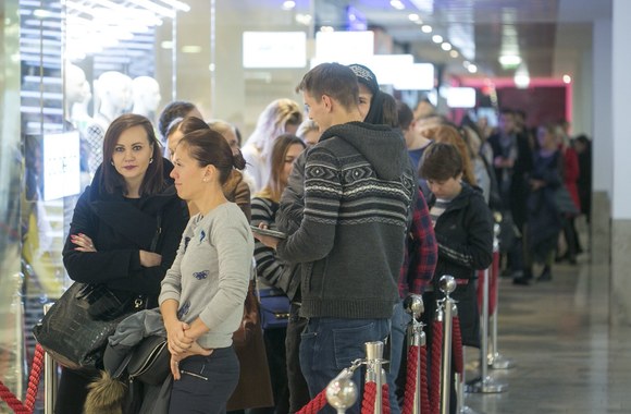 Pirkėjai šluoja „Balmain x H&M“ kolekciją