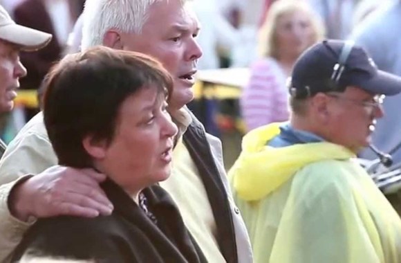 VIDEO kadras: Kauniečiai gieda Lietuvos himną