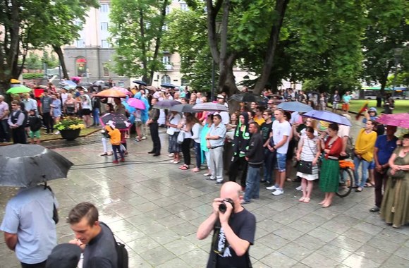 VIDEO kadras: Vilniečiai Kudrikos aikštėje giedojo Lietuvos himną