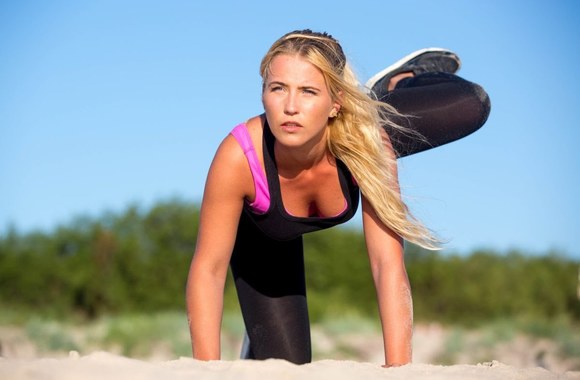 VIDEO kadras: Lina Karoblytė pajūryje praktikuoja sveiką gyvenimo būdą