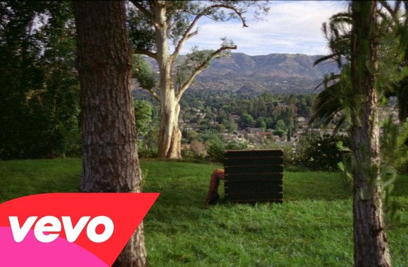 VIDEO kadras: Rihanna - Bitch Better Have My Money (Explicit)