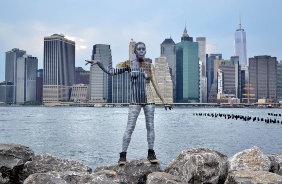 Trinos Merry tapyti modeliai susilieja su Niujorko kraštovaizdžiu