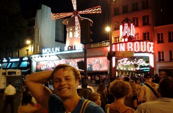 Nerijus Juška prie „Mulen Ružo“ kabareto