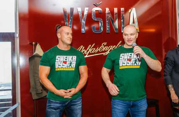 Ramūno Vyšniausko restorano atidarymo metu pristatyta nauja A. Pauliukevičiaus knyga/Vytauto Petriko nuotr.