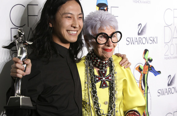 Mados ikona Iris Apfel pozuoja su Alexander Wang.