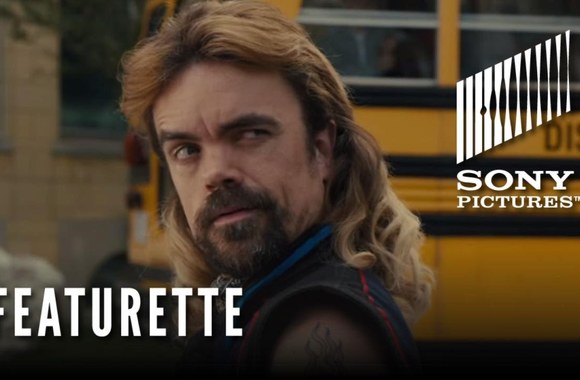 VIDEO kadras: PIXELS Featurette - Peter Dinklage Battles Pac-Man