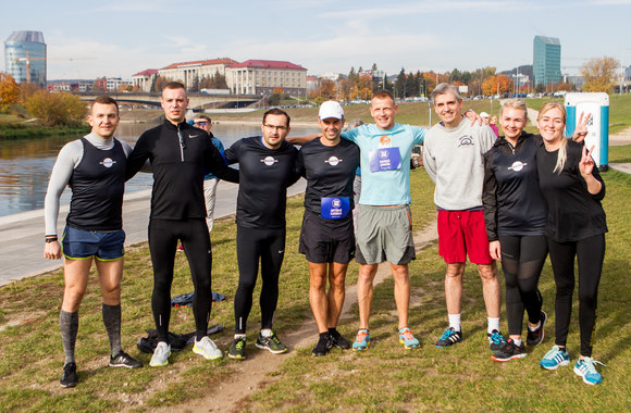 Boso dieną įmonių vadovai oficialią aprangą keičia į sportinę – Vilniuje vyko „CEOrun“ bėgimas