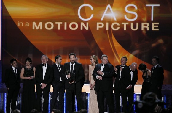 Benas Affleckas atsiimė apdovanojimą už filmą „Operacija Argo“.