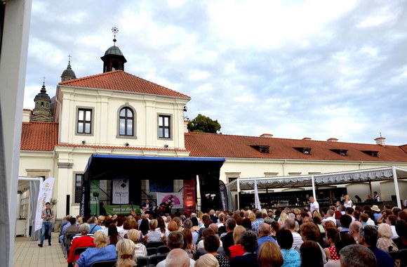 „Pažaislio liepų alėjos vakarai” koncertas buvo skirtas artėjančiam jubiliejiniam Nacionaliniam bardų festivaliui „Purpurinis vakaras”