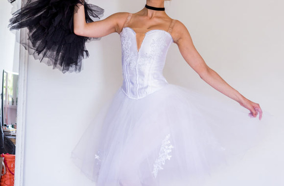 Kristina Tarasevičiūtė siuva drabužius