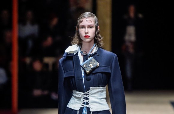 „Prada“ 2016 m. rudens-žiemos kolekcijos modelis