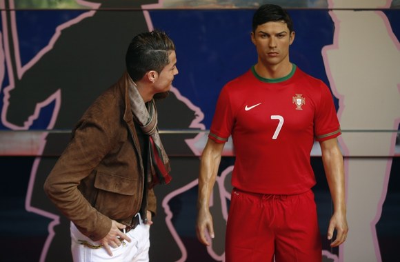 Cristiano Ronaldo ir jo vaškinė figūra