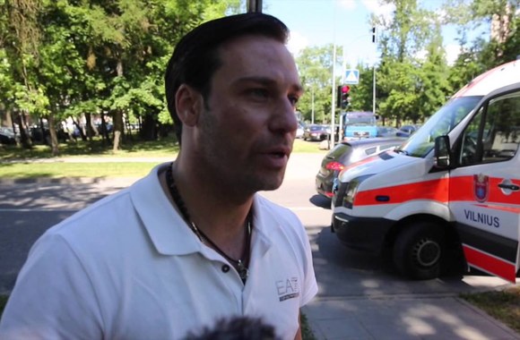 VIDEO kadras: „Range Rover“ ir „Mitsubishi Colt“ avarija Vilniuje