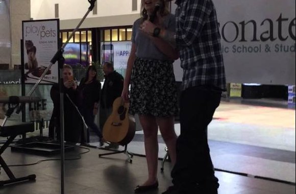 VIDEO kadras: Ed surprises fan singing his song at the Mall