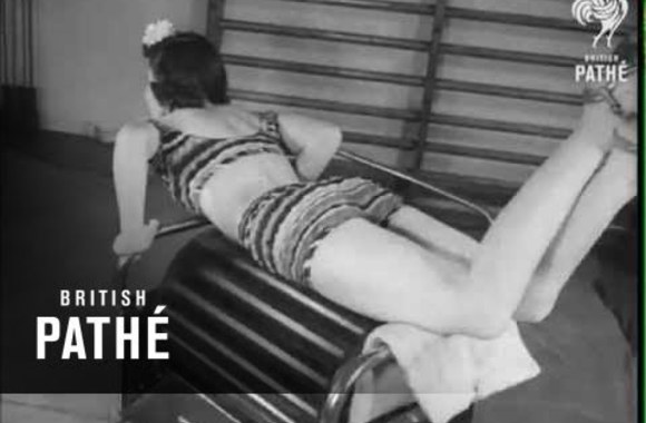 VIDEO kadras: Kaip moterys gražindavo figūras 1940-aisiais