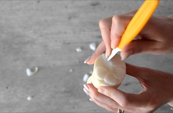 VIDEO kadras: Vitos Brūzgienės drožinėjimo pamoka: gėlės iš balto ridiko