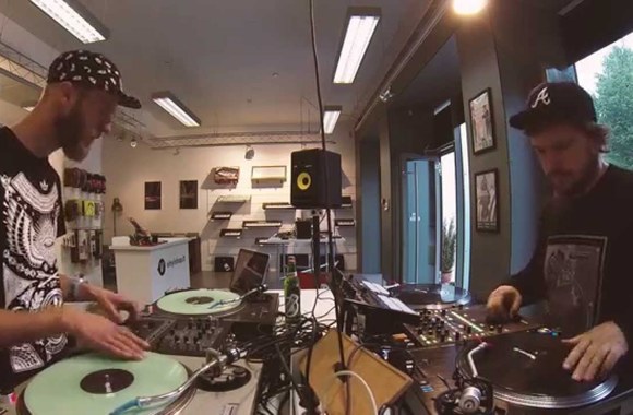 VIDEO kadras: DJ Mamania ir DJ Swix: du didžėjai, keturi grotuvai ir The Chemical Brothers