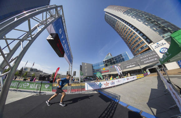 Atgimė legendinis bėgimas į dangoraižį „Europa“/Organizatorių nuotr.