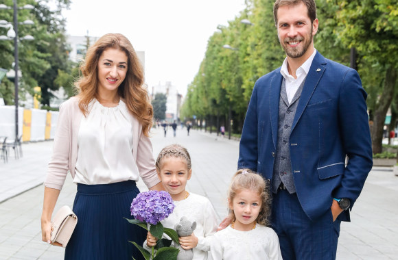 Gintarė ir Tomas Slausgalviai su dukromis Vakare ir Gabriele / Teodoro Biliūno / „ŽMONĖS Foto“ nuotr.