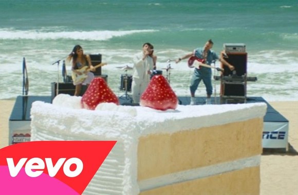 dnce-cake-by-the-ocean
