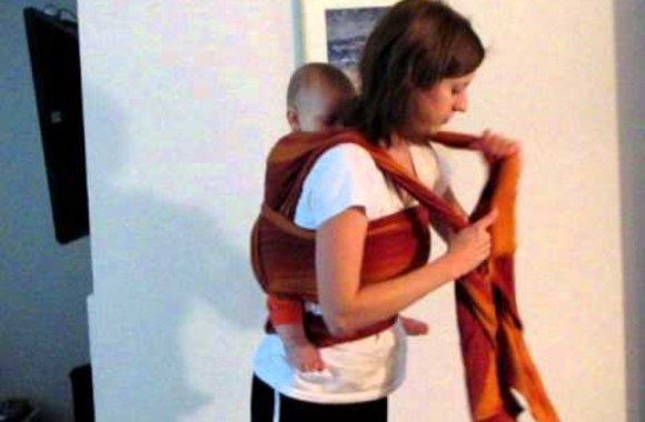 VIDEO kadras: Nešioklė, skirta vaikučiui nešti ant nugaros