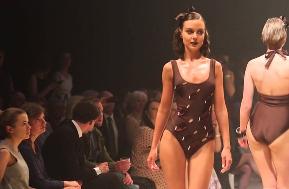 VIDEO kadras: Juozas Statkevičius  2015 metų sezonui skirtą „Magnum“ maudymosi drabužių kolekciją.