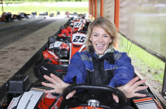 VIDEO kadras: Žinomos moterys dalyvavo damų kartingo varžybose