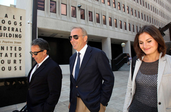 Kevinas Costneris (centre) su advokatais